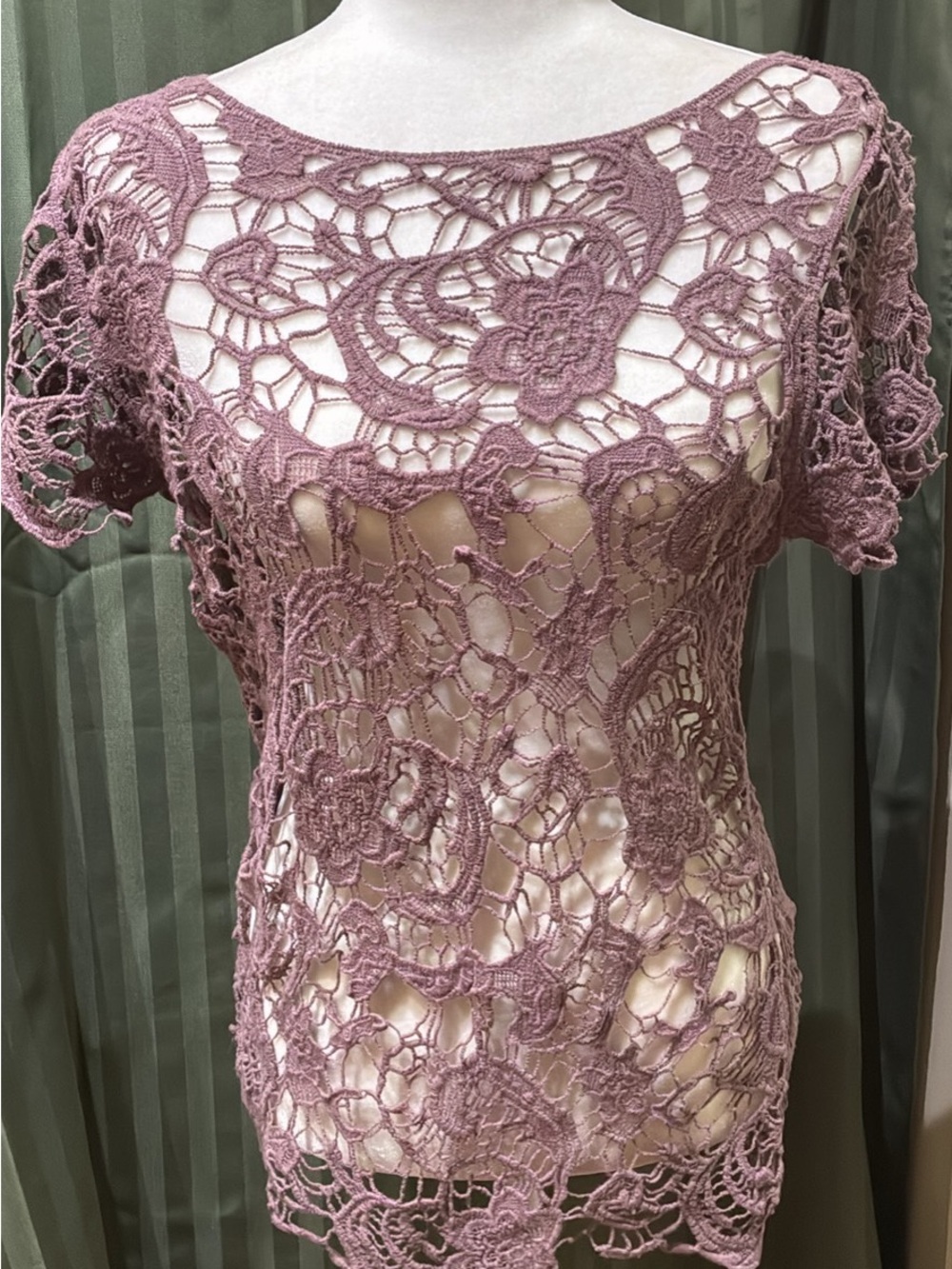 Delicate Lace Crochet Short-Sleeve Top in Mauve. Size large.